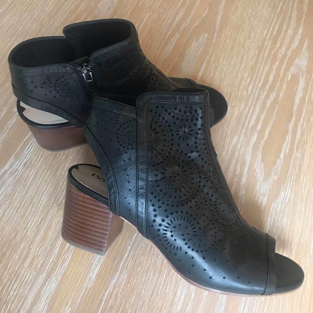 Via Spiga Jorie perforated open toe sandal, sz 9.5